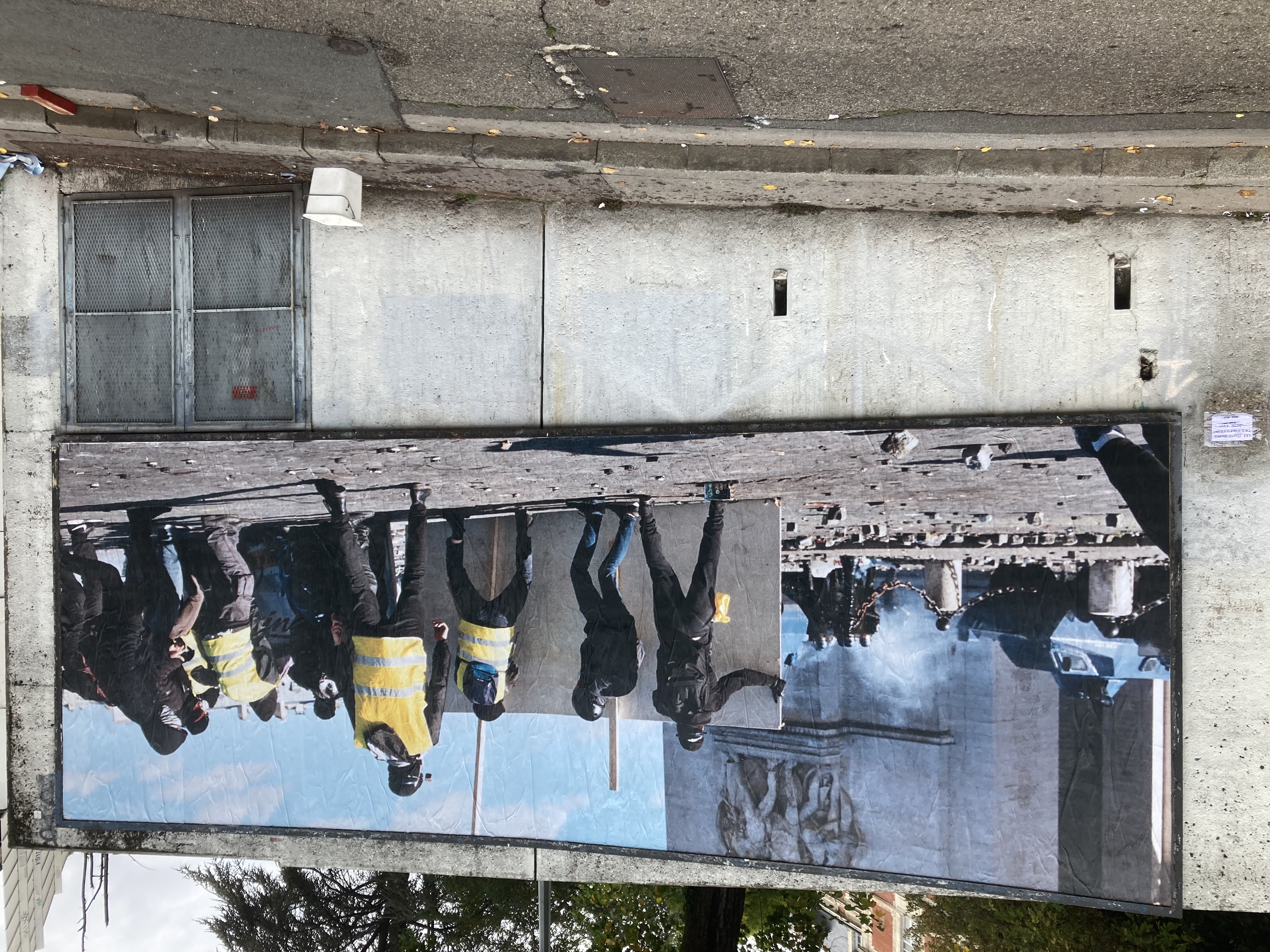 Collage « Les gilets jaunes triompheront » de Emilie Désir, Octobre 2026 — M.U.R Saint-Étienne