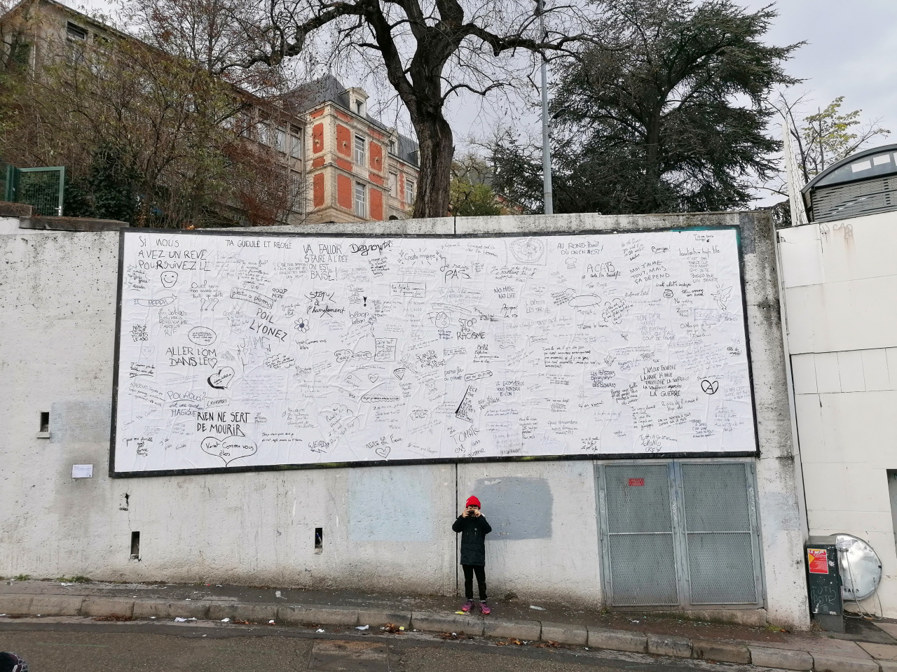 Collage « Personne te verra écrire mais tout le monde pourra te lire » de The Wa, Décembre 2021 — M.U.R Saint-Étienne