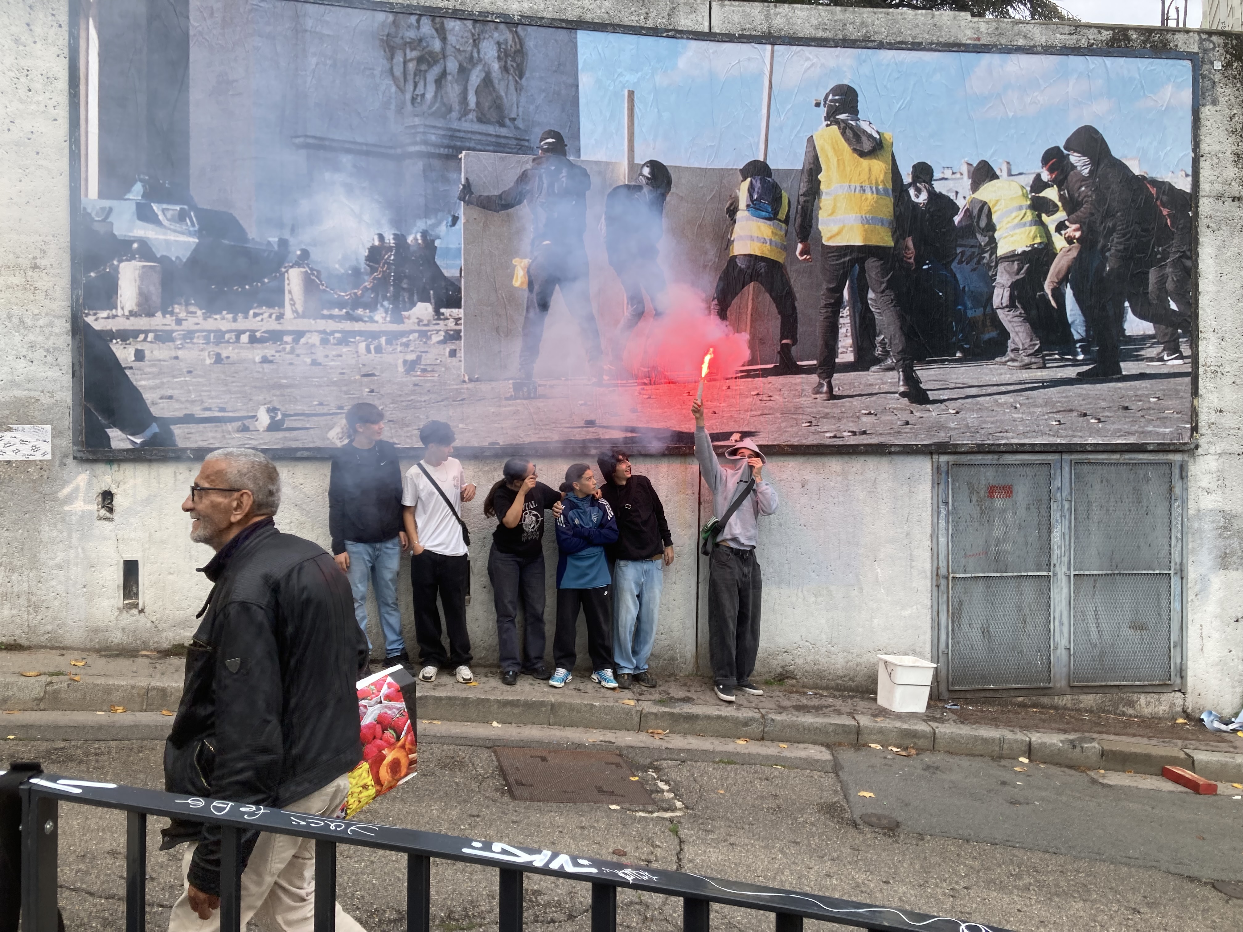 Collage « Les gilets jaunes triompheront » de Emilie Désir, Octobre 2026 — M.U.R Saint-Étienne