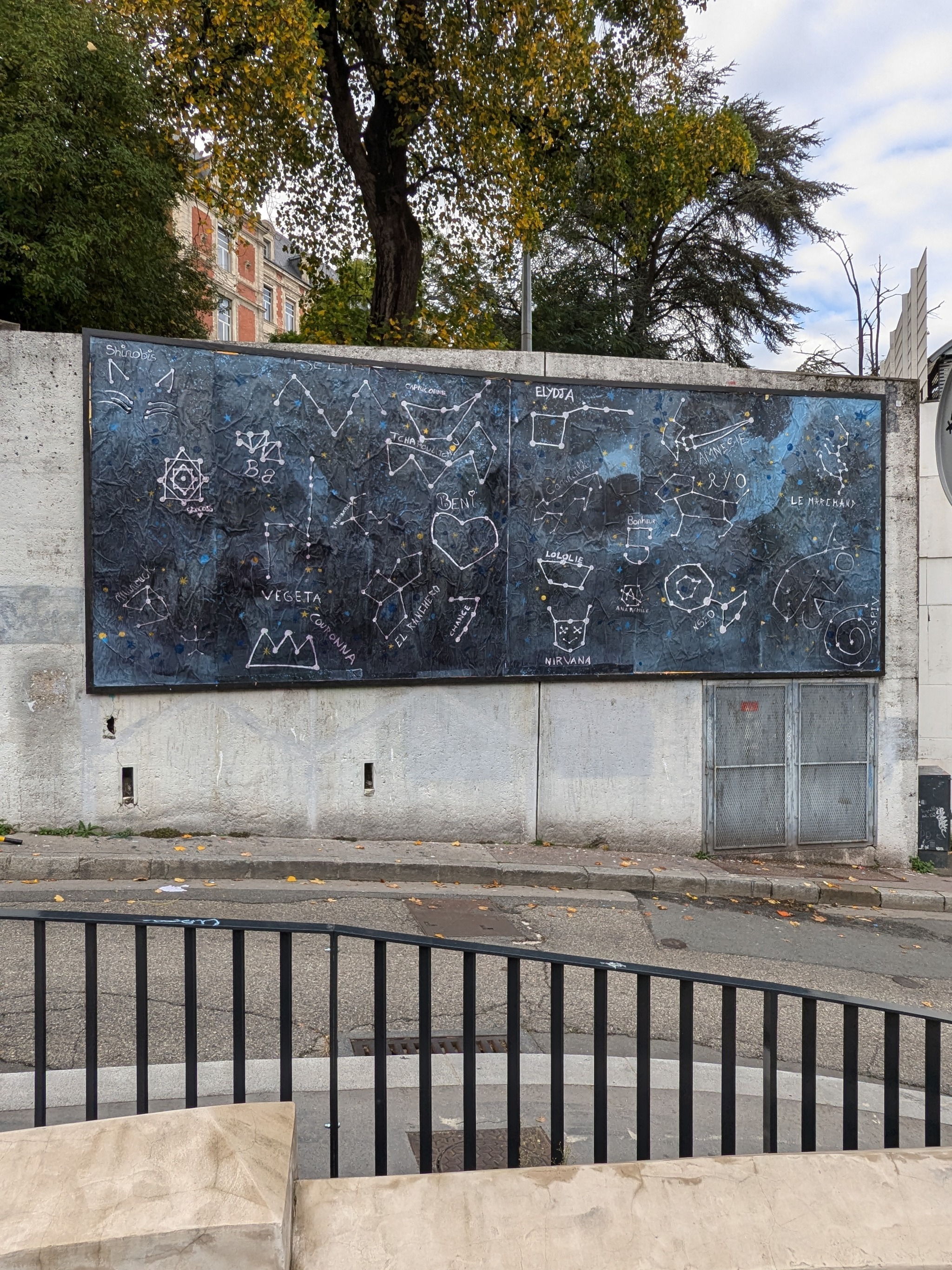Collage « Des-Astres » de Inconnu, Octobre 2024 — M.U.R Saint-Étienne