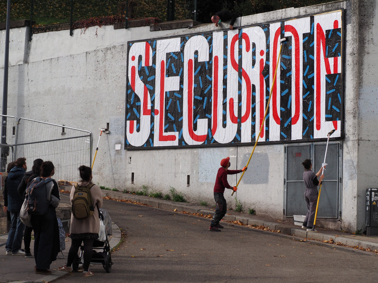 Collage « Sécurité=Illusion » de Flash, Kosmo, Novembre 2020 — M.U.R Saint-Étienne